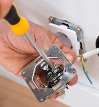 Cómo cambiar un tomacorriente: Herramientas y pasos a seguir